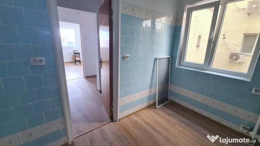 Apartament cu 3 camere decomandat în Sud