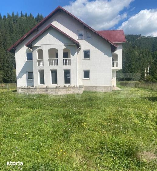 Casă cu Teren 1755 Mp în Fundu Moldovei