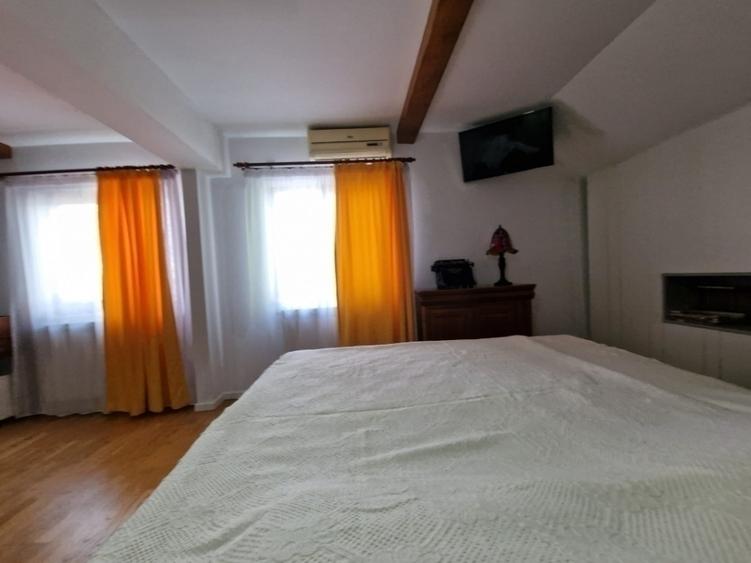 Casă individuală cu 5 camere în Central