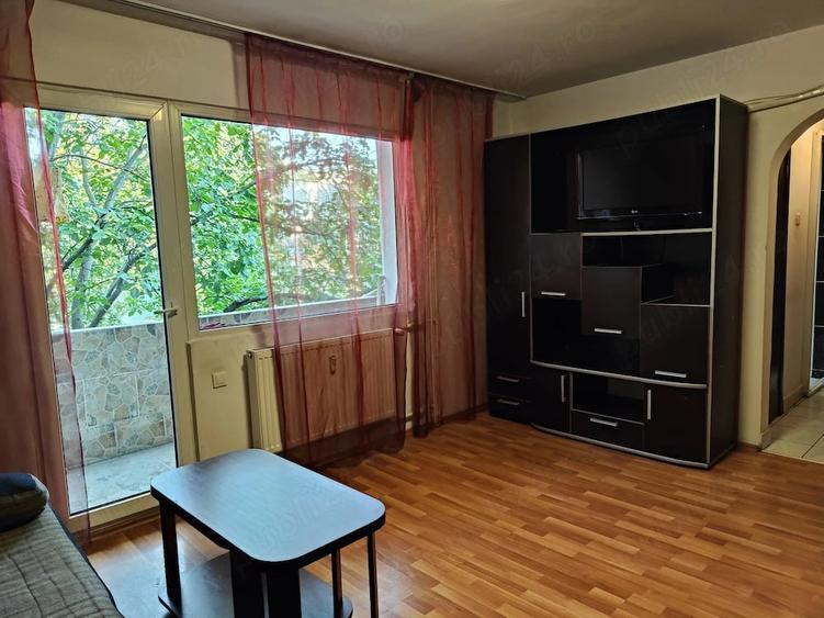 Apartament cu 3 camere semidecomandat în Militari