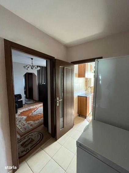 Apartament cu 3 camere semidecomandat în Morăreni