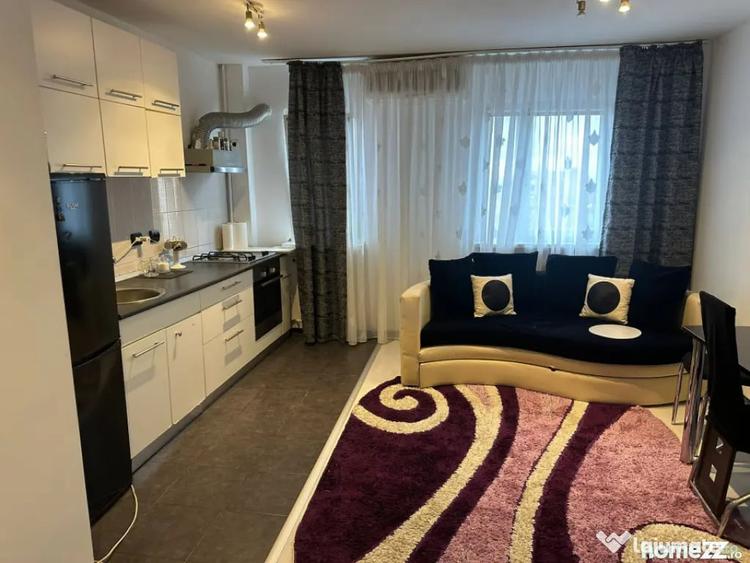 Apartament cu 3 camere semidecomandat în Calea București