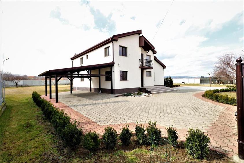 Casă individuală cu 5 camere cu Teren 2795 Mp în Budești