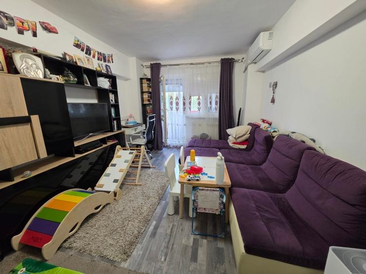 Apartament cu 3 camere semidecomandat în Dristor