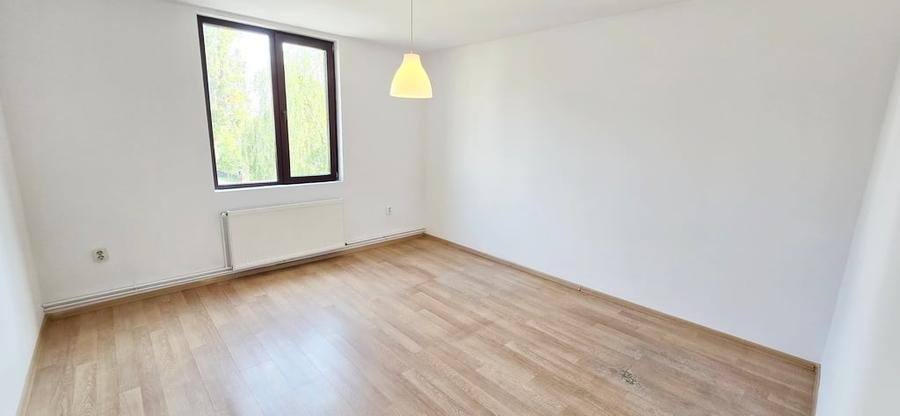 Apartament cu 4 camere decomandat în Băneasa
