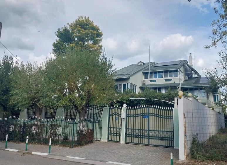 Casă cu 10 camere cu Teren 601 Mp în Central