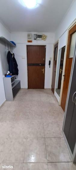 Apartament cu 3 camere decomandat, mobilat în Berceni