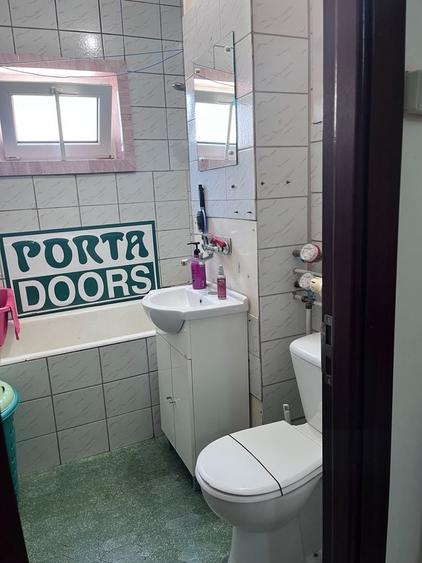 Apartament cu 3 camere semidecomandat în Rovine