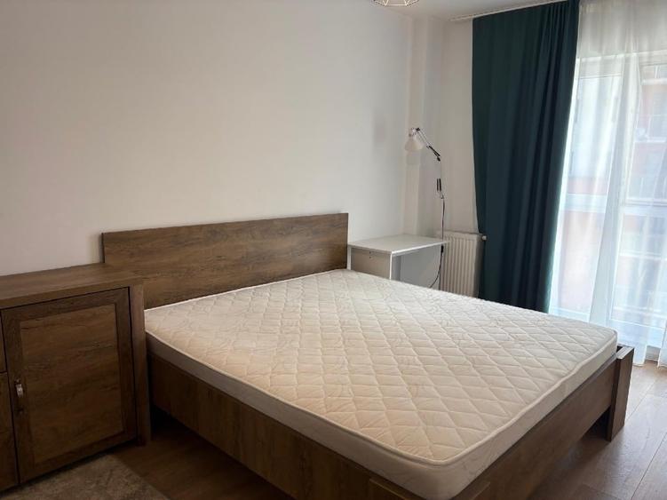 Apartament cu 3 camere decomandat, mobilat în Tractorul