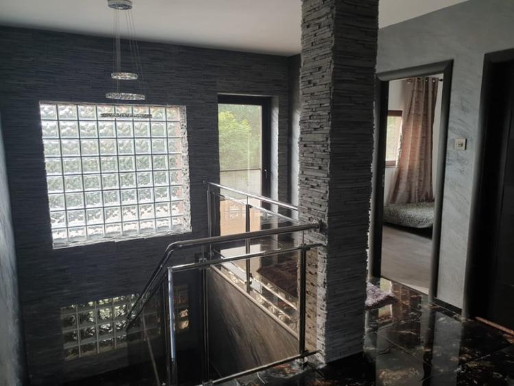 Casă cu 5 camere cu Teren 950 Mp în Central