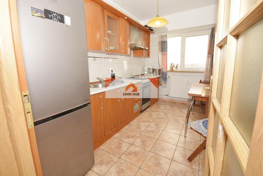Apartament cu 3 camere în Drumul Taberei