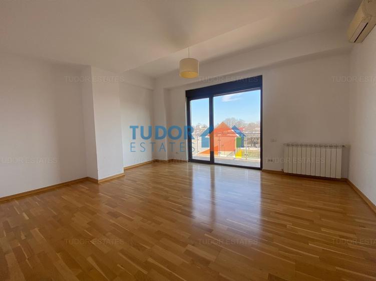 Apartament cu 4 camere semidecomandat în Floreasca