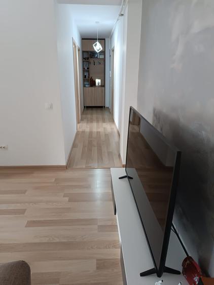 Apartament cu 3 camere decomandat în Roșu
