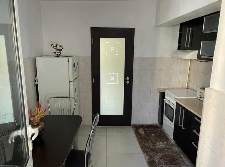 Apartament cu 3 camere decomandat, mobilat în Nicolina