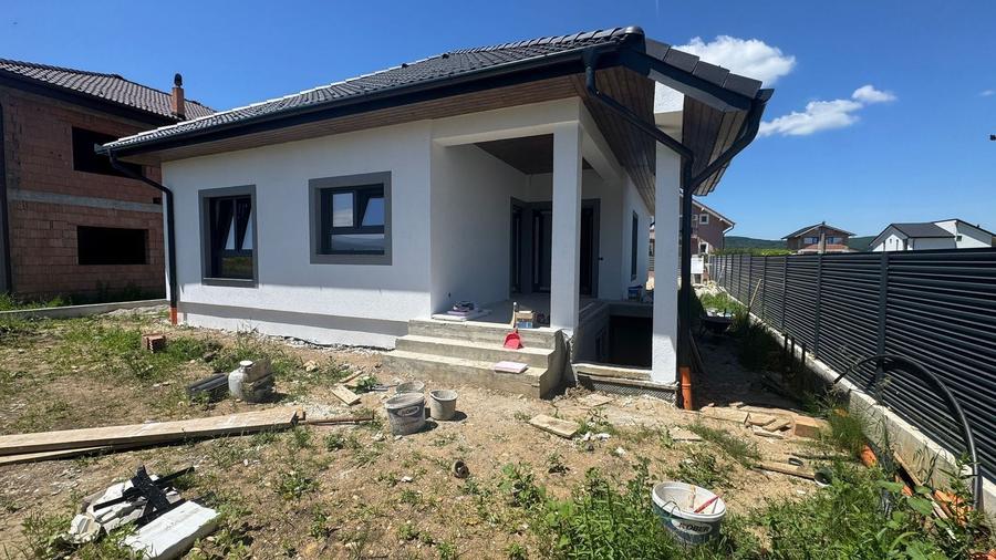 Casă individuală cu 4 camere cu Canalizare în Cristian