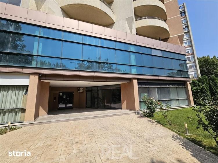 Spațiu comercial, de 900 mp, în Titan