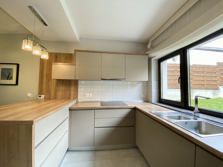 Apartament cu 3 camere semidecomandat, mobilat în Central