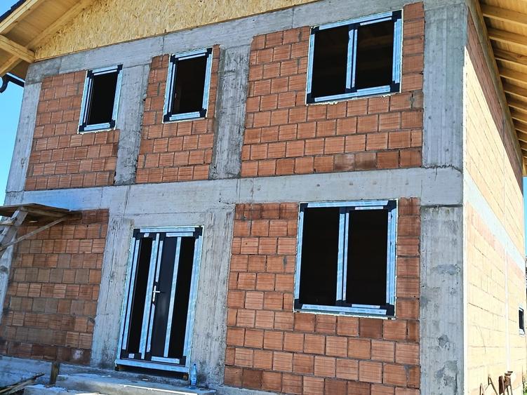 Casă cu 3 camere în Noua