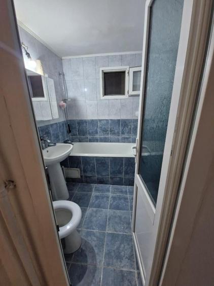 Apartament cu 4 camere semidecomandat în Berceni