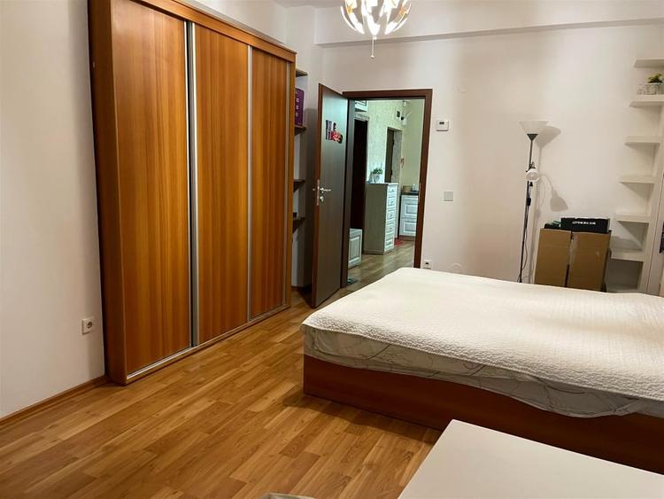 Apartament cu 3 camere semidecomandat, mobilat în Craiovița Nouă