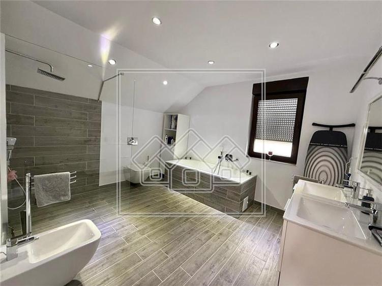 Casă individuală cu 4 camere cu Canalizare în Central