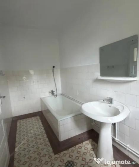 Casă cu 3 camere cu Teren 2200 Mp în Central