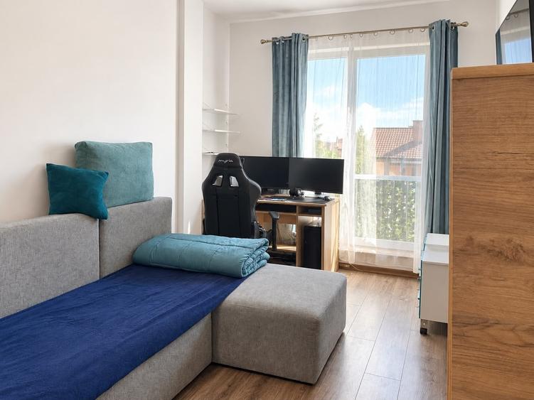 Apartament cu 3 camere semidecomandat, mobilat în Florești