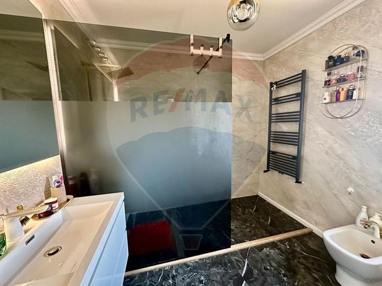 Casă cu 5 camere cu Teren 960 Mp în Vânători