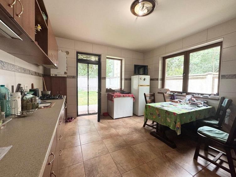 Casă cu 5 camere cu Teren 369 Mp în Colentina
