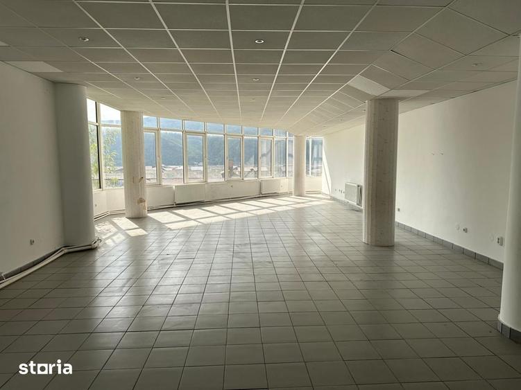 Spațiu comercial, de 1,300 mp, în Central