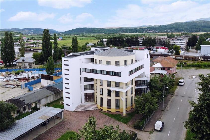 Spațiu comercial, de 2,700 mp, în Est