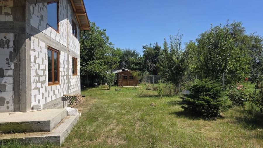 Casă cu 4 camere în Podenii Noi