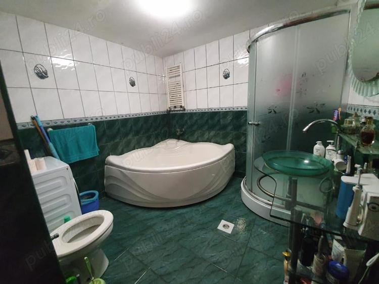 Apartament cu 3 camere decomandat în Oravița