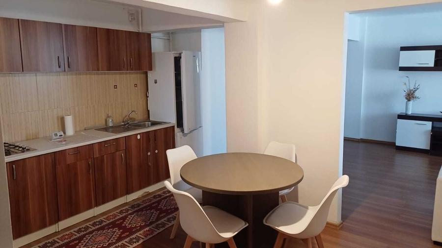 Apartament cu 3 camere semidecomandat în Central