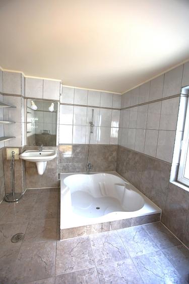 Casă individuală cu 7 camere cu Canalizare în Centrul Civic