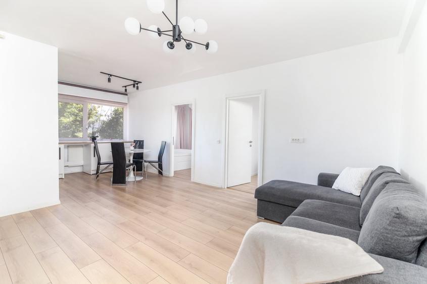 Apartament cu 3 camere semidecomandat în Dâmbul Rotund