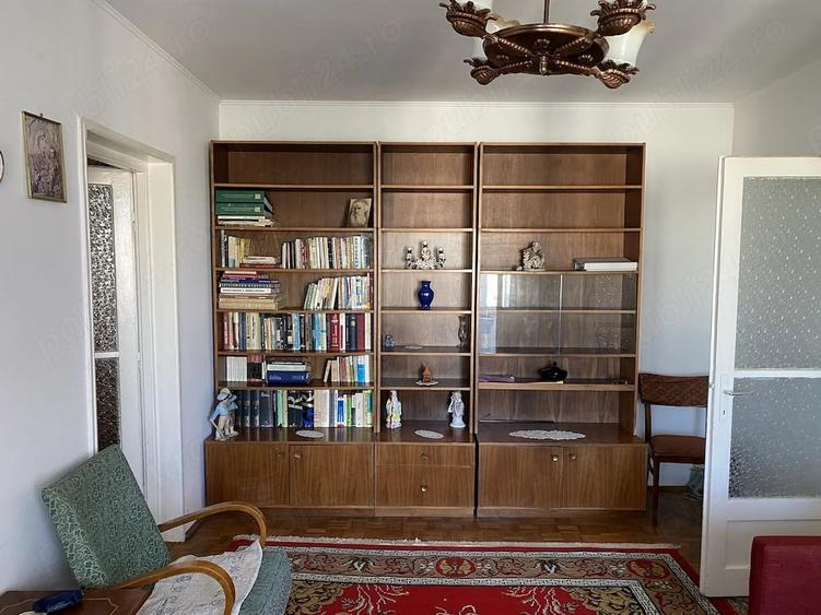 Apartament cu 3 camere semidecomandat în Central