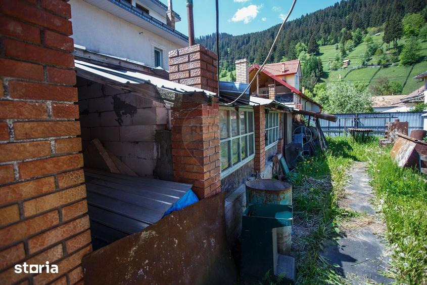 Casă cu 6 camere decomandat cu Teren 1100 Mp în Borca