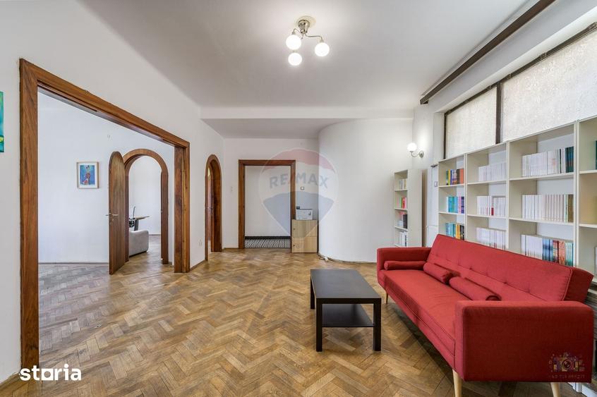 Apartament cu 5 camere în Romană