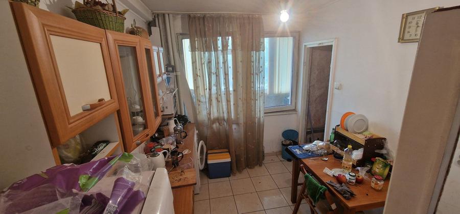 Apartament cu 3 camere semidecomandat, mobilat în Central