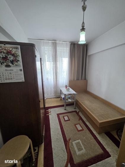 Apartament cu 3 camere decomandat în Tei