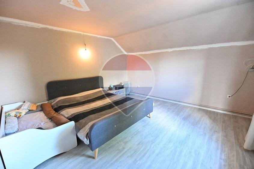 Casă individuală cu 7 camere cu Teren 400 Mp în Bariera Vâlcii