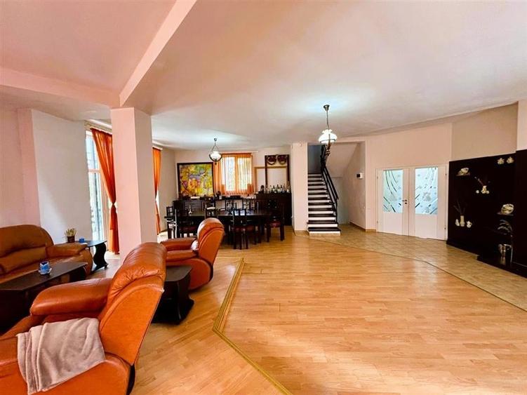 Casă individuală cu 10 camere cu Piscina în Malul Ursului