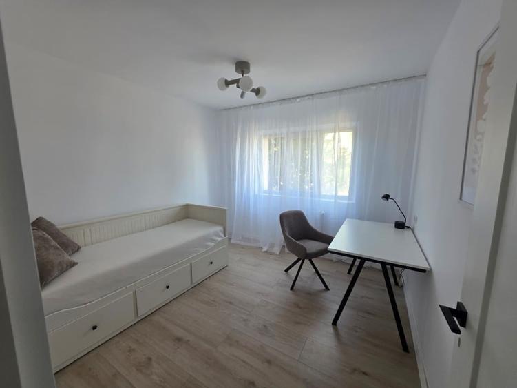 Apartament cu 3 camere semidecomandat, mobilat în Aradului