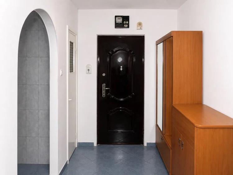 Apartament cu 3 camere decomandat în Drumul Taberei — fotografia 3
