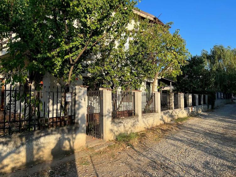 Casă cu 4 camere cu Teren 500 Mp în Central