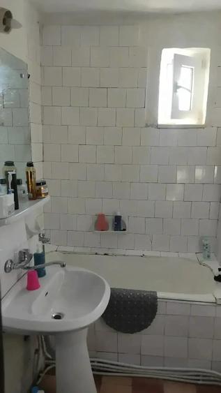 Apartament cu 3 camere semidecomandat în Dărmănești