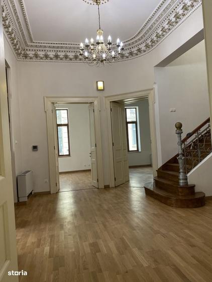 Spațiu comercial, de 530 mp, în Universitate