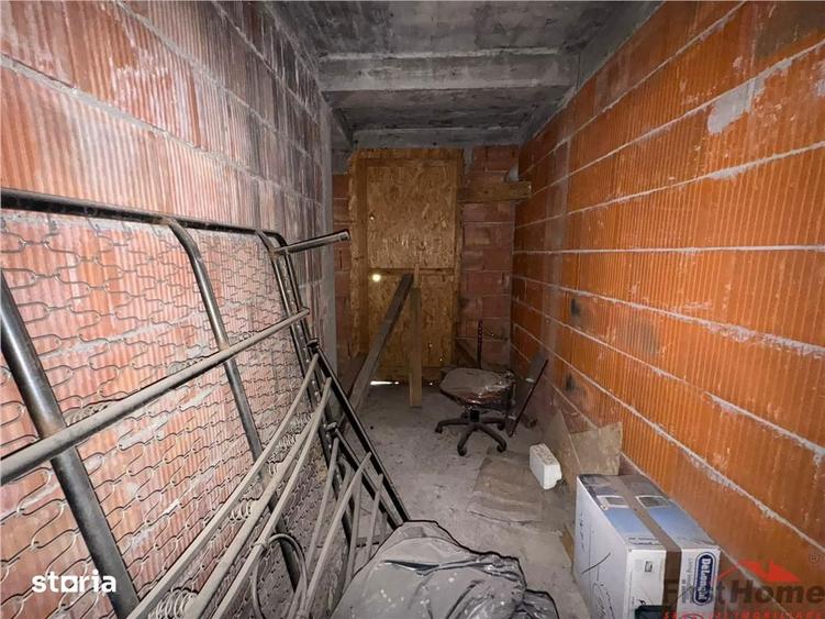 Casă cu 5 camere cu Teren 694 Mp în Golești