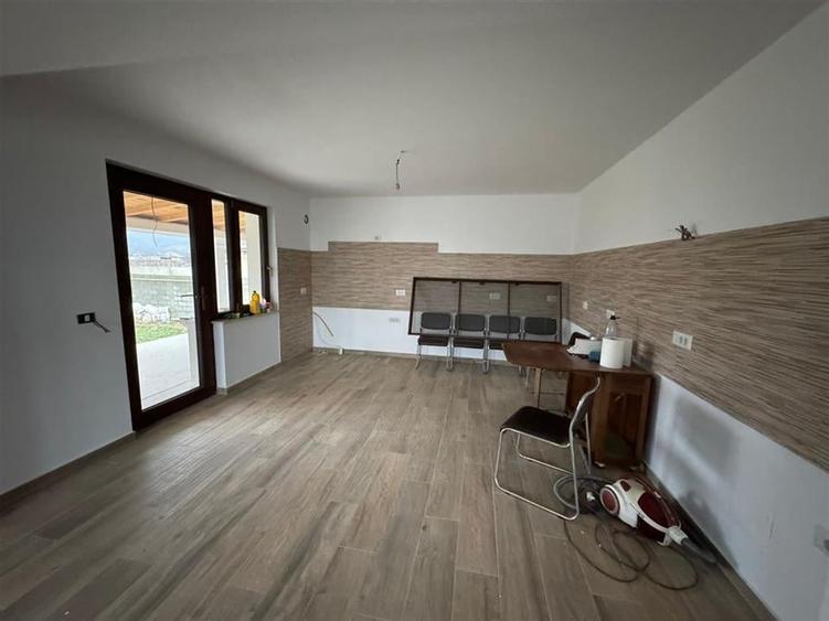 Casă individuală cu 4 camere cu Garaj în Central
